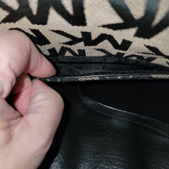 Michael Kors small Crossbody. EUC - Picture 4 of 7